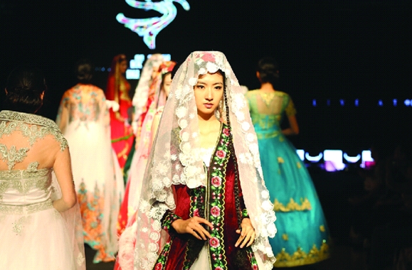 新疆本土服装设计师的设计正渐渐走向成熟 新疆本土服装设计师的设计正渐渐走向成熟